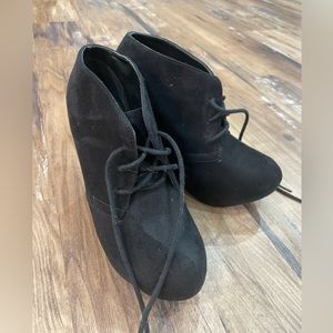 Chunky Heel Black Tie Shoe - 6/7